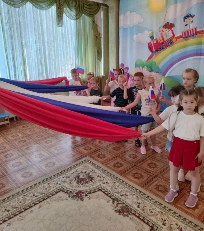 ДЕНЬ РОССИЙСКОГО ФЛАГА!. В ГБДОУ «Мироновский детский сад № 7» прошёл яркий и познавательный праздник, посвящённый Дню Государственного флага Российской Федерации! Наши воспитанники узнали об истории российского триколора... ДЕНЬ РОССИЙСКОГО ФЛАГА!. В ГБДОУ «Мироновский детский сад № 7» прошёл яркий и познавательный праздник, посвящённый Дню Государственного флага Российской Федерации! Наши воспитанники узнали об истории российского триколора...