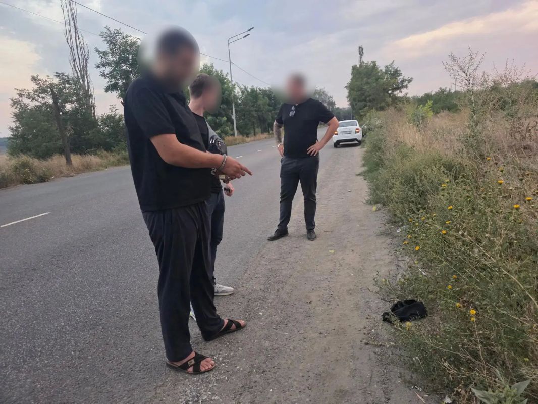 В Мариуполе полицейские задержали грабителей, похитивших у предпринимателя деньги и иномарку В Мариуполе полицейские задержали грабителей, похитивших у предпринимателя деньги и иномарку
