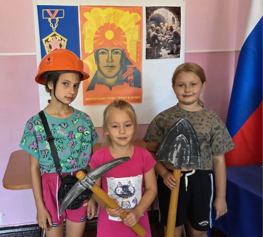 «Шахтёрская слава» — выставка кружка «Умелые руки» «Шахтёрская слава» — выставка кружка «Умелые руки»
