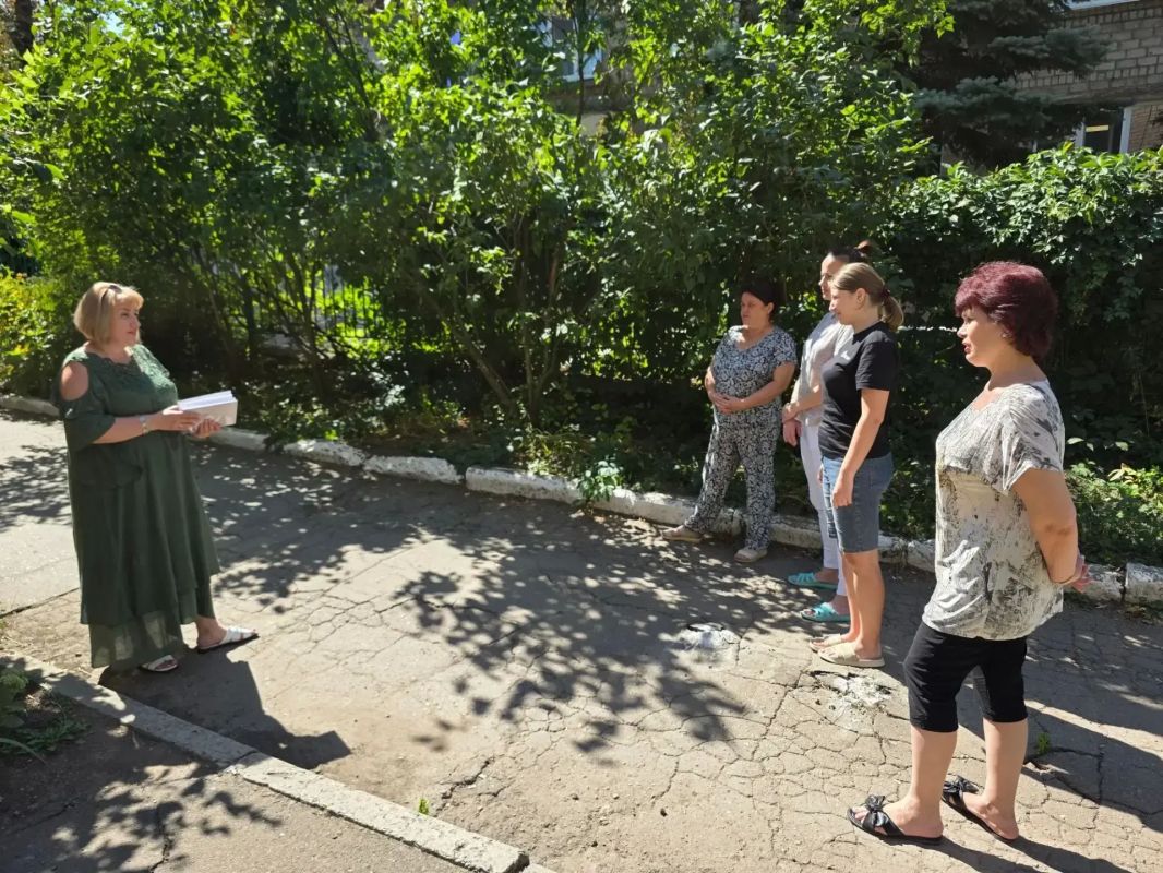 25 августа, в рамках поручения Главы ДНР Дениса Пушилина спикер Центрально-Городского внутригородского района Лариса Лифанова провела встречу по адресу: г. Макеевка, ул. Седова, 141. 25 августа, в рамках поручения Главы ДНР Дениса Пушилина спикер Центрально-Городского внутригородского района Лариса Лифанова провела встречу по адресу: г. Макеевка, ул. Седова, 141.