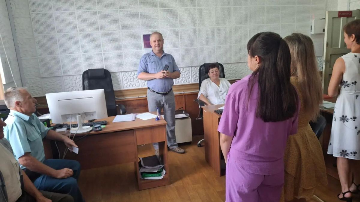 Сегодня депутат Тельмановского муниципального совета Владимир Ермак провёл встречу с трудовым коллективом ГУП ДНР «Республиканский оператор связи»