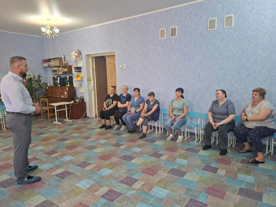 Сегодня, 25 августа, в рамках поручения Главы ДНР Дениса Пушилина, спикер-активист Алексей Боршош провел встречу с жителями Кировского района на подведомственной территории Государственного казенного дошкольного... Сегодня, 25 августа, в рамках поручения Главы ДНР Дениса Пушилина, спикер-активист Алексей Боршош провел встречу с жителями Кировского района на подведомственной территории Государственного казенного дошкольного...