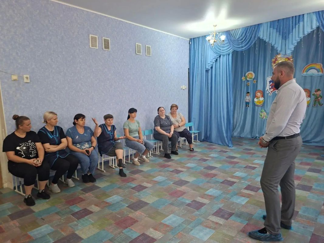 Сегодня, 25 августа, в рамках поручения Главы ДНР Дениса Пушилина, спикер-активист Алексей Боршош провел встречу с жителями Кировского района на подведомственной территории Государственного казенного дошкольного...