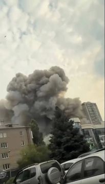 ВСУ нанесли массированный ракетный удар по торговому центру в Донецке, в здании были люди, сообщили очевидцы