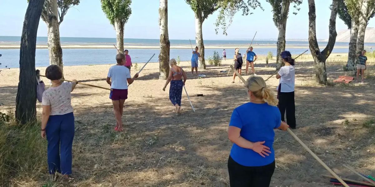 Для мариупольцев продолжают проводить тренировки на свежем воздухе Для мариупольцев продолжают проводить тренировки на свежем воздухе
