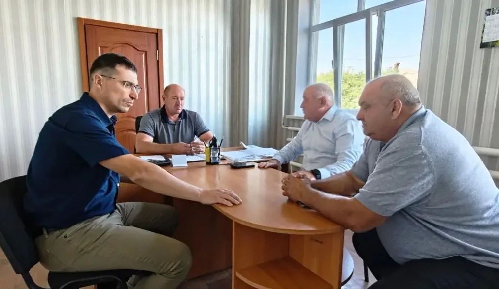 Председатель Мангушского муниципального совета Михаил Ставрулов, заместитель главы администрации Михаил Чекалов и начальник Ялтинского территориального отдела Сергей Спахи провели рабочую встречу с начальником участка ГУП...