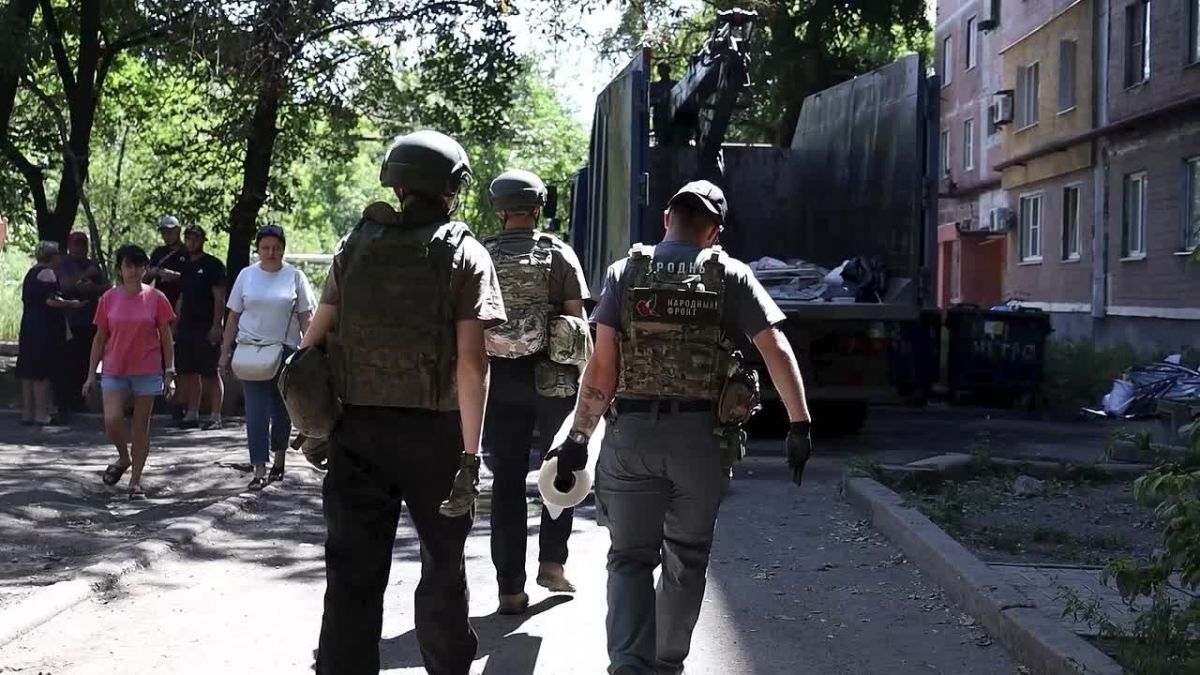 Молодёжка Народного фронта ДНР помогла жителям Макеевки устранить последствия атаки беспилотников