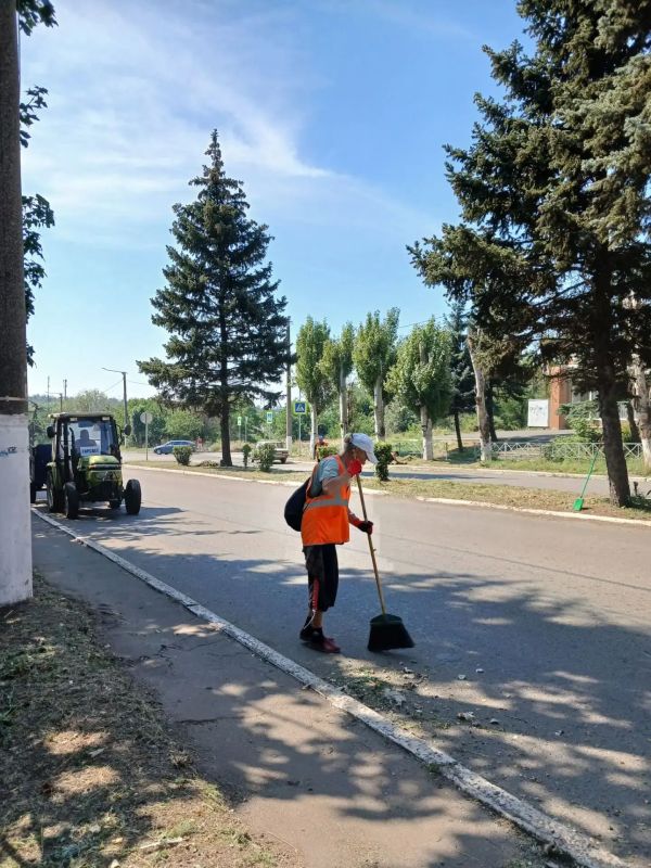 Коммунальщики Снежного продолжают благоустраивать территории общего пользования Коммунальщики Снежного продолжают благоустраивать территории общего пользования
