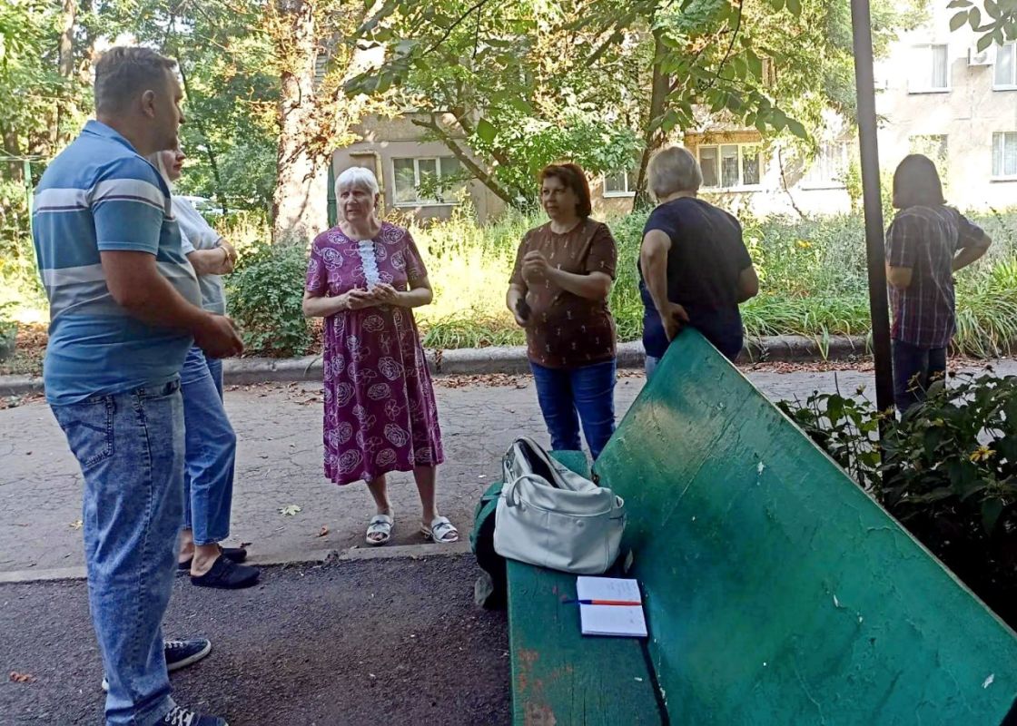 Иван Адамец: Возле дома № 174 на улице Куйбышева состоялась встреча местных жителей с участием управляющего делами администрации городского округа Донецк Юлии Сницарь и представителей Управы района Иван Адамец: Возле дома № 174 на улице Куйбышева состоялась встреча местных жителей с участием управляющего делами администрации городского округа Донецк Юлии Сницарь и представителей Управы района
