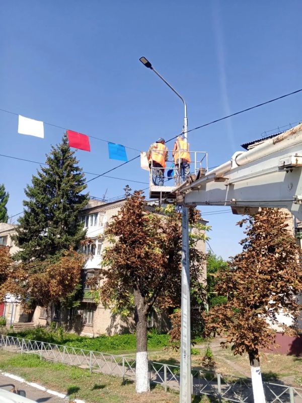 Коммунальщики Снежного продолжают благоустраивать территории общего пользования Коммунальщики Снежного продолжают благоустраивать территории общего пользования