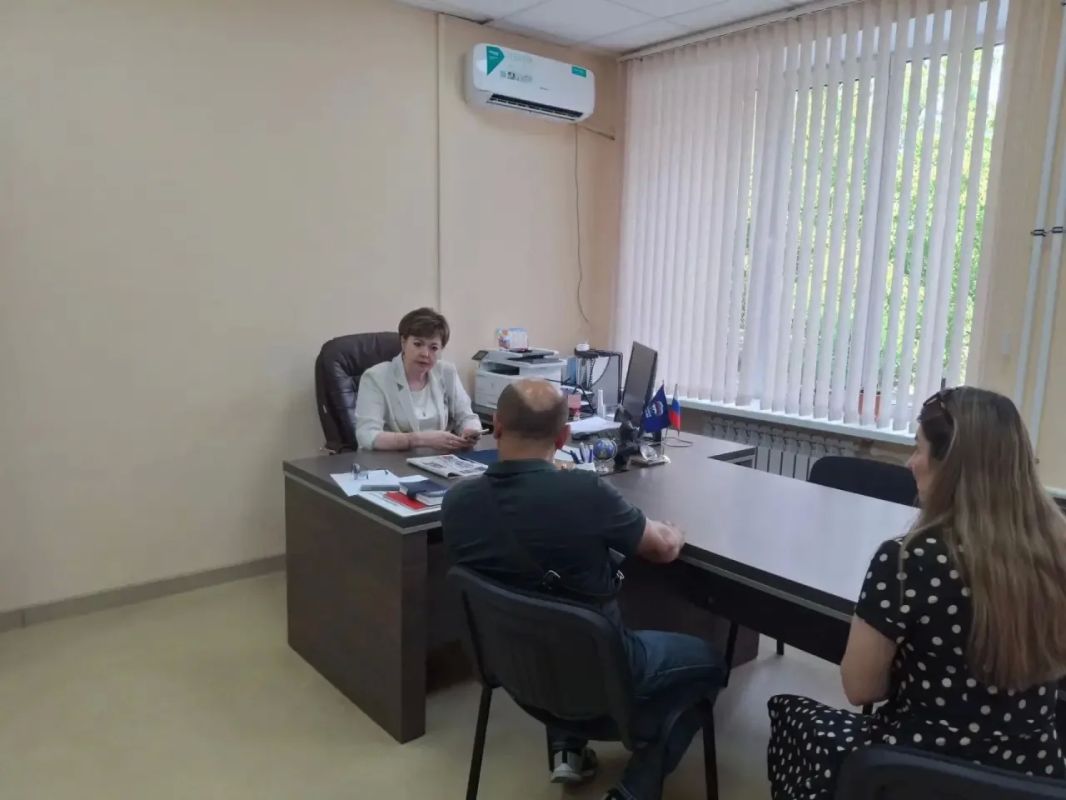 26 августа 2026 года депутаты Ясиноватского муниципального совета от фракции «Единая Россия» Анна Бондарь и Сергей Куксенко провели встречи с жителями города
