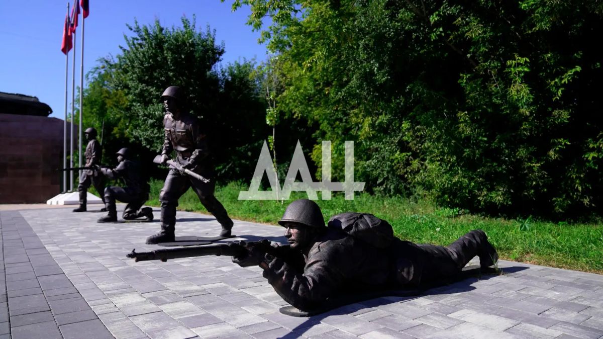 Аллея Победы на территории макеевского микрорайона «Зеленый» Аллея Победы на территории макеевского микрорайона «Зеленый»