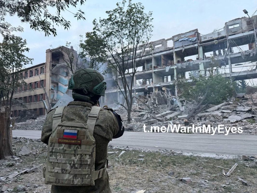 Последствия ракетного удара по Калининскому району Донецка Снаряды попали в четырехэтажное нежилое здание, оно — частично разрушено Последствия ракетного удара по Калининскому району Донецка Снаряды попали в четырехэтажное нежилое здание, оно — частично разрушено