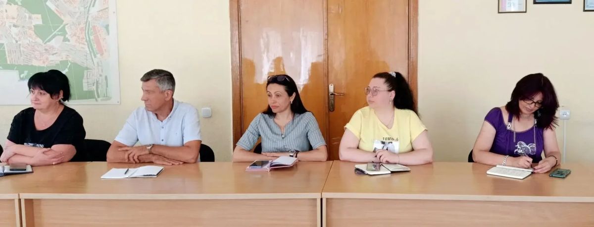 Наталья Бегуненко: Сегодня, 26 августа, руководитель Управы Петровского внутригородского района Администрации г.о. Донецк Бегуненко Наталья Ивановна провела еженедельное аппаратное совещание Наталья Бегуненко: Сегодня, 26 августа, руководитель Управы Петровского внутригородского района Администрации г.о. Донецк Бегуненко Наталья Ивановна провела еженедельное аппаратное совещание