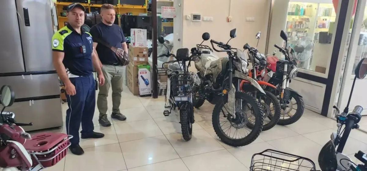 Полицейские проводят беседы в местах продажи мототехники Полицейские проводят беседы в местах продажи мототехники