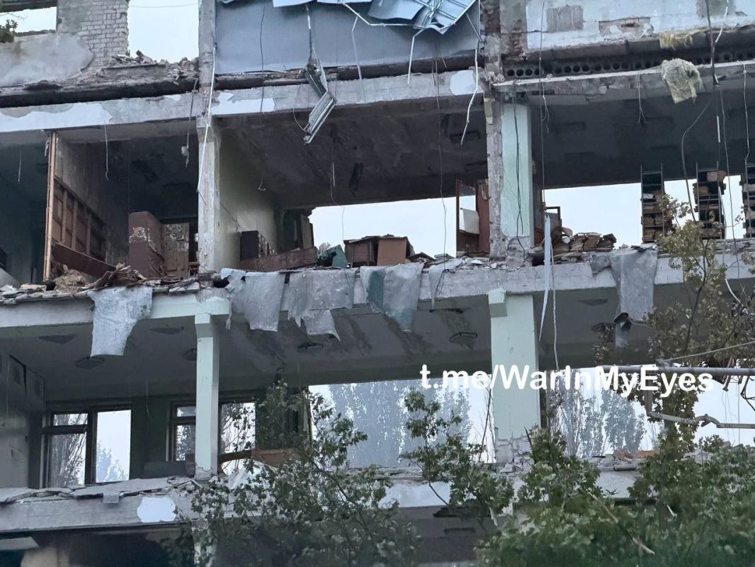 Последствия ракетного удара по Калининскому району Донецка Снаряды попали в четырехэтажное нежилое здание, оно — частично разрушено Последствия ракетного удара по Калининскому району Донецка Снаряды попали в четырехэтажное нежилое здание, оно — частично разрушено