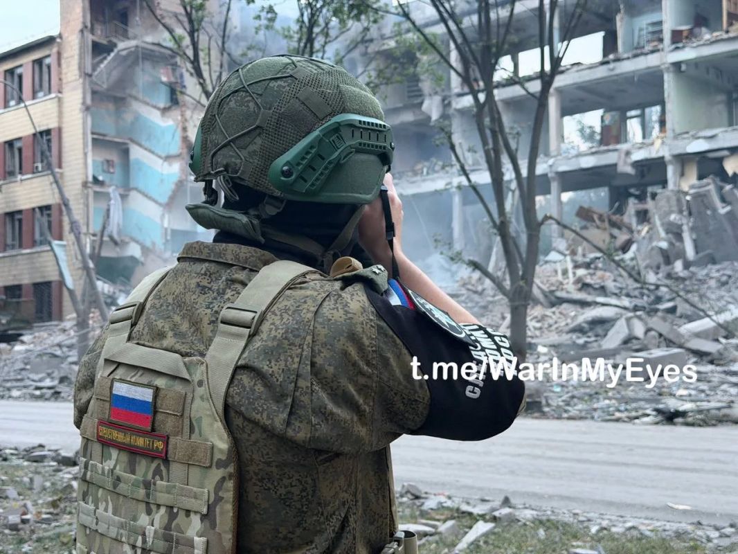 Последствия ракетного удара по Калининскому району Донецка Снаряды попали в четырехэтажное нежилое здание, оно — частично разрушено Последствия ракетного удара по Калининскому району Донецка Снаряды попали в четырехэтажное нежилое здание, оно — частично разрушено