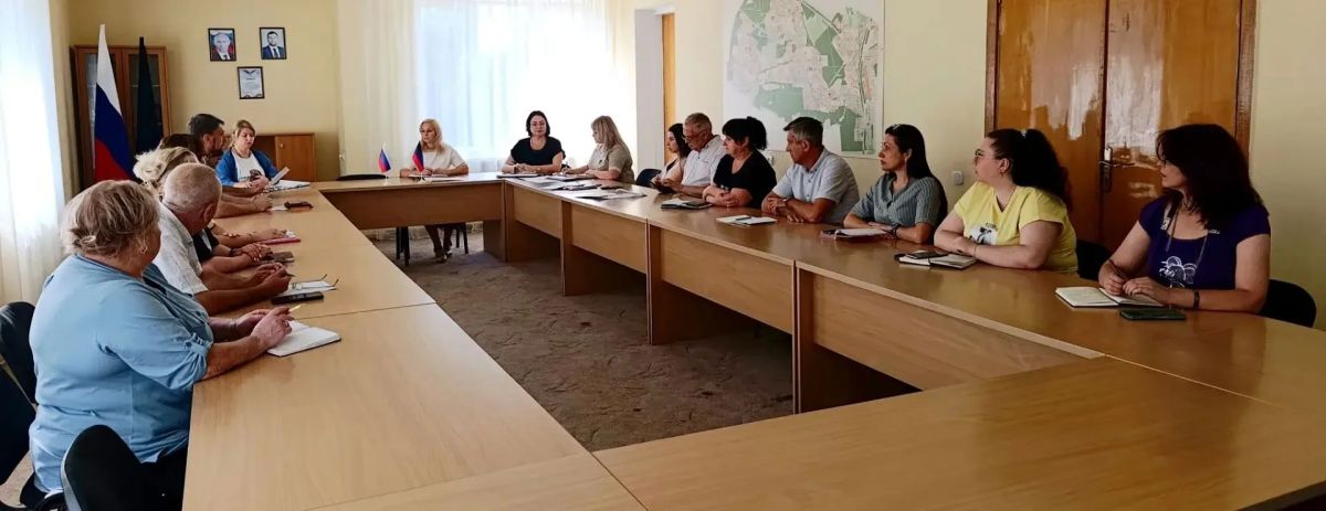 Наталья Бегуненко: Сегодня, 26 августа, руководитель Управы Петровского внутригородского района Администрации г.о. Донецк Бегуненко Наталья Ивановна провела еженедельное аппаратное совещание Наталья Бегуненко: Сегодня, 26 августа, руководитель Управы Петровского внутригородского района Администрации г.о. Донецк Бегуненко Наталья Ивановна провела еженедельное аппаратное совещание