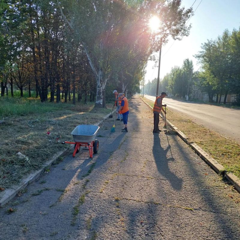В Кировском продолжаются работы по благоустройству В Кировском продолжаются работы по благоустройству