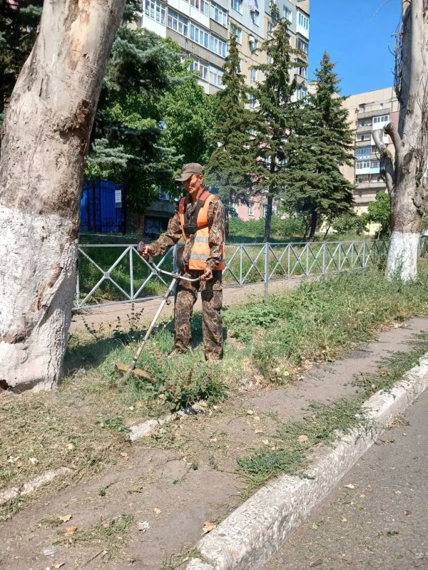 Коммунальщики Снежного продолжают благоустраивать территории общего пользования Коммунальщики Снежного продолжают благоустраивать территории общего пользования