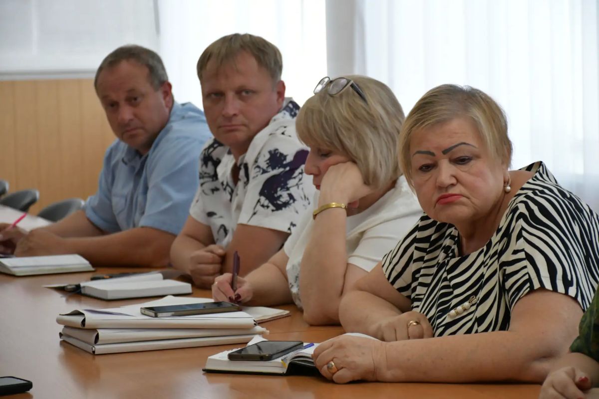 26 августа, заместитель главы администрации городского округа Дебальцево Евгений Глебов провел заседание комиссии по вопросам подготовки объектов жилищно-коммунального хозяйства, социальной сферы, к работе в осенне-зимний... 26 августа, заместитель главы администрации городского округа Дебальцево Евгений Глебов провел заседание комиссии по вопросам подготовки объектов жилищно-коммунального хозяйства, социальной сферы, к работе в осенне-зимний...
