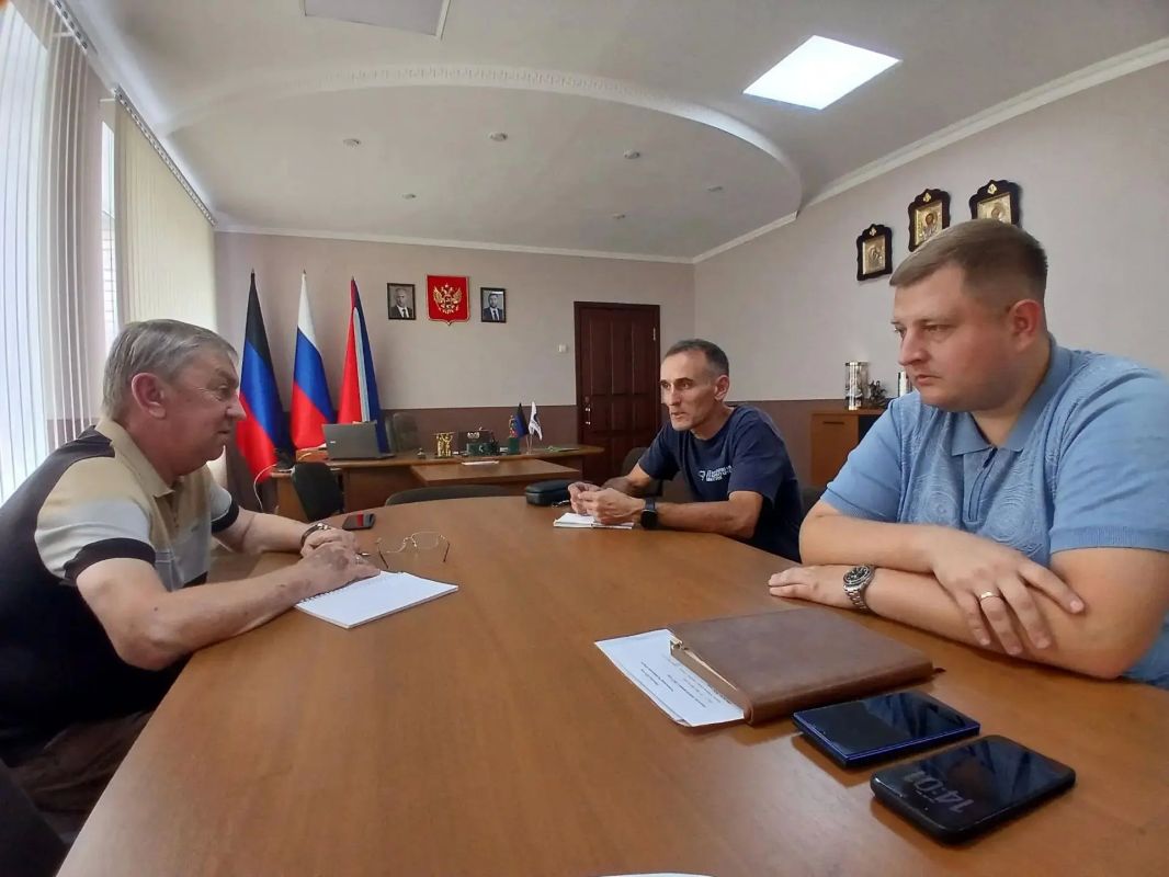 Николай Руппель: Провел рабочую встречу с представителями команды волонтеров, которые участвуют в восстановлении жилого фонда в нашем округе в рамках «Патриаршей гуманитарной миссии» Русской Православной Церкви