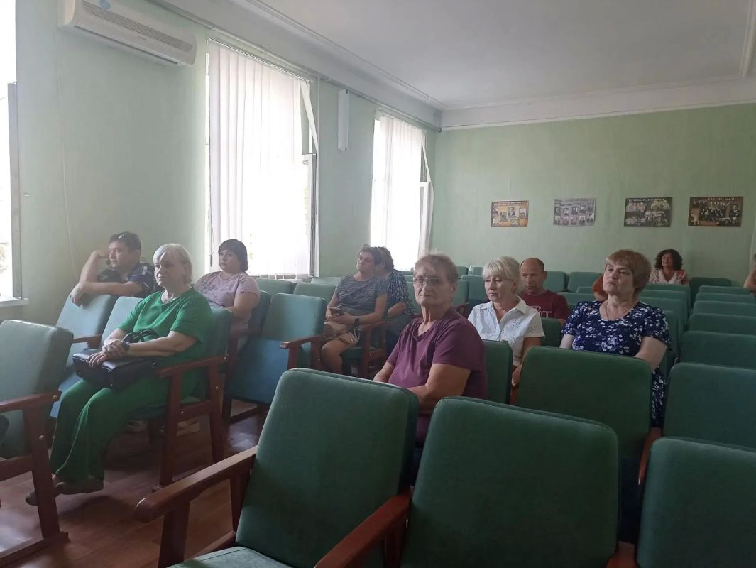 Начальник Комсомольского территориального отдела Андрей Чирва провёл встречу со старшими многоквартирных домов Начальник Комсомольского территориального отдела Андрей Чирва провёл встречу со старшими многоквартирных домов