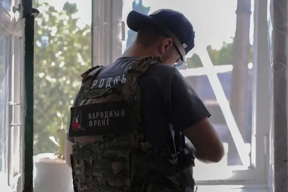 Народный фронт и студенты-спасатели помогли жителям Макеевки после атаки БПЛА Народный фронт и студенты-спасатели помогли жителям Макеевки после атаки БПЛА