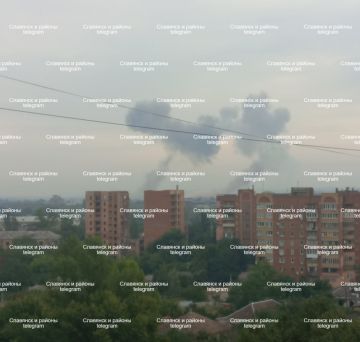 Дым поднимается после прилета в Славянске
