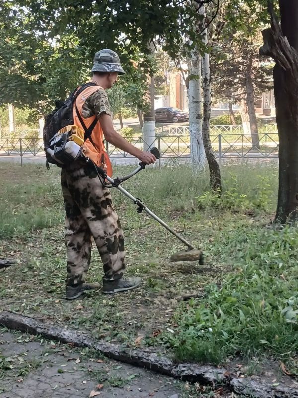 Коммунальщики Снежного продолжают благоустраивать территории общего пользования Коммунальщики Снежного продолжают благоустраивать территории общего пользования