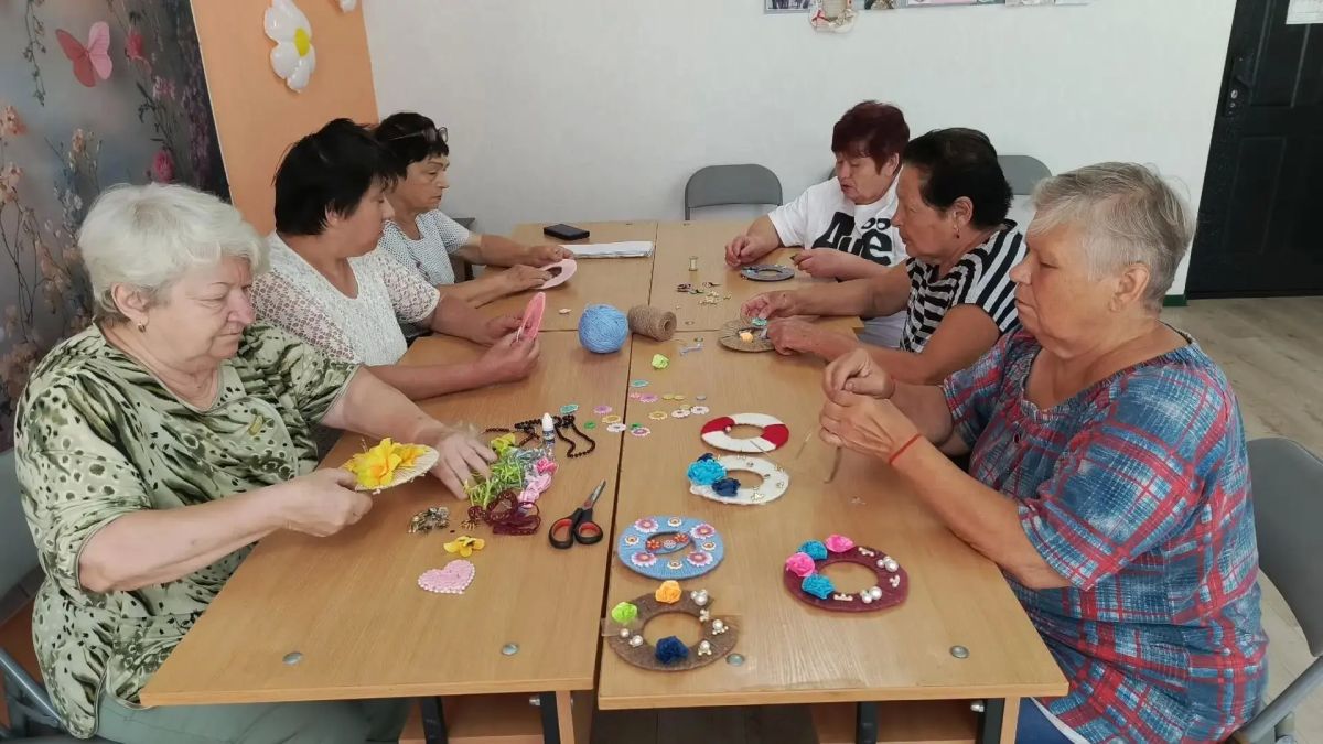 В кружке «Умелые ручки» дневного отделения Центра соцобслуживания Дебальцево прошел мастер-класс В кружке «Умелые ручки» дневного отделения Центра соцобслуживания Дебальцево прошел мастер-класс