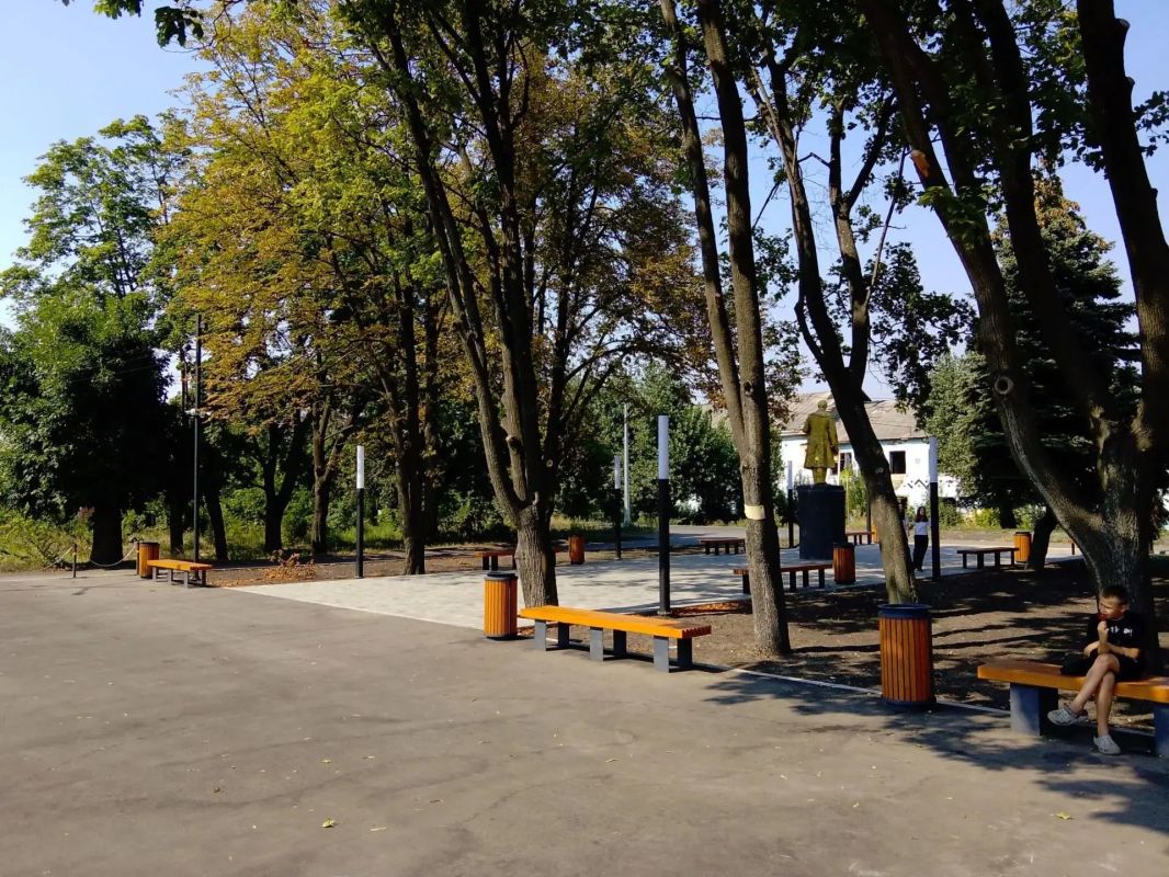 В Снежном продолжается работа по улучшению городской среды В Снежном продолжается работа по улучшению городской среды