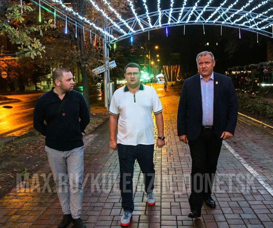 Ко Дню города и Дню шахтера специалисты предприятия «Донецкгорсвет» обновили полюбившуюся Дончанам иллюминацию "Звездное небо" Ко Дню города и Дню шахтера специалисты предприятия «Донецкгорсвет» обновили полюбившуюся Дончанам иллюминацию "Звездное небо"
