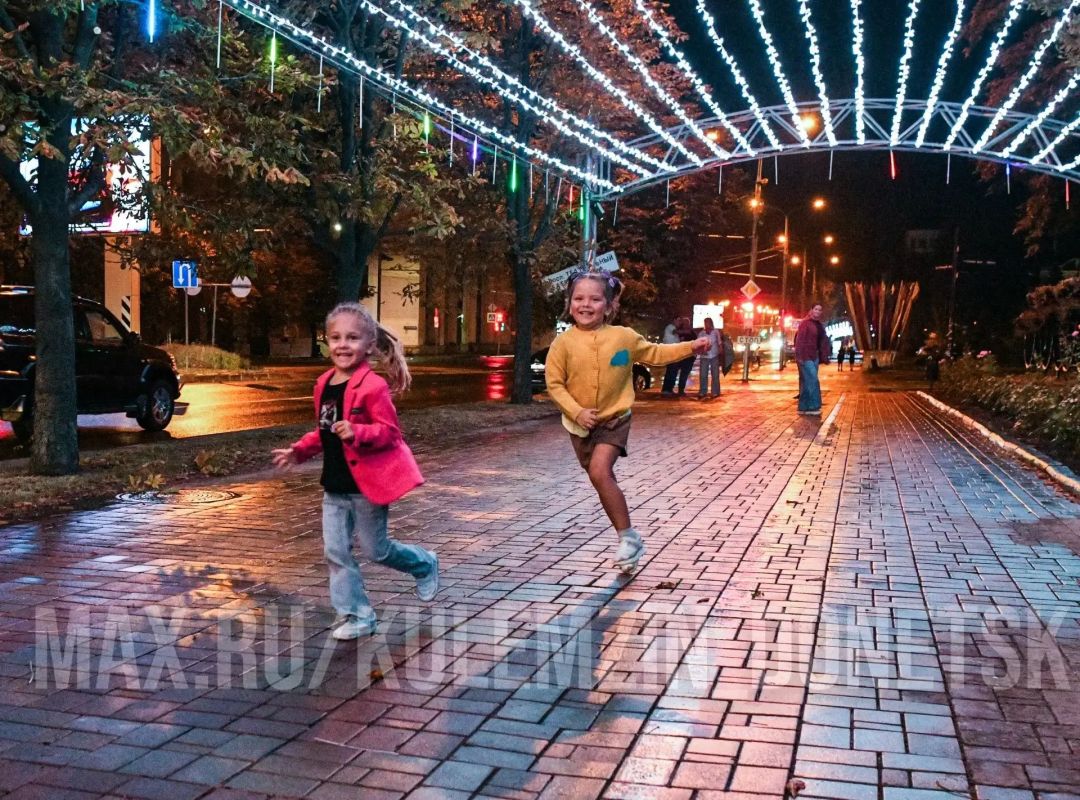 Ко Дню города и Дню шахтера специалисты предприятия «Донецкгорсвет» обновили полюбившуюся Дончанам иллюминацию "Звездное небо" Ко Дню города и Дню шахтера специалисты предприятия «Донецкгорсвет» обновили полюбившуюся Дончанам иллюминацию "Звездное небо"