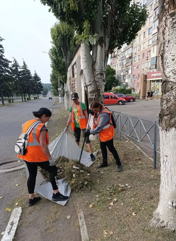 Коммунальщики Снежного продолжают благоустраивать территории общего пользования Коммунальщики Снежного продолжают благоустраивать территории общего пользования