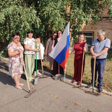 Сотрудники Управы Кировского района присоединились к экологической акции «Чистый четверг», которая проходит в рамках проекта «Городская среда»