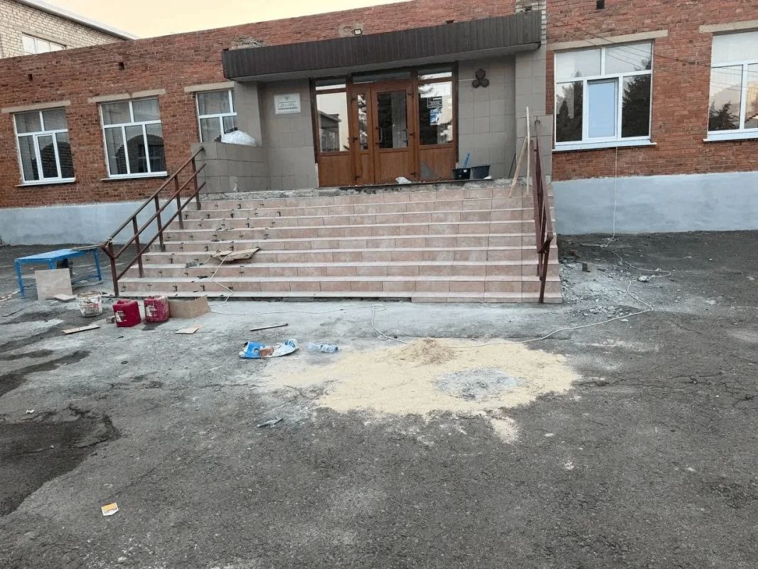 Нижегородские подрядчики обновляют кровлю и пищеблок в Урзуфской школе Нижегородские подрядчики обновляют кровлю и пищеблок в Урзуфской школе