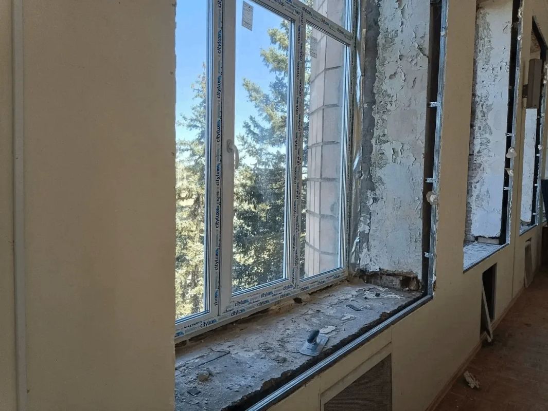 Нижегородские подрядчики продолжают частичный ремонт здания администрации Мангушского округа Нижегородские подрядчики продолжают частичный ремонт здания администрации Мангушского округа