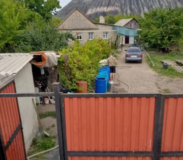 В Кировском внутригородском районе при поддержке региона-шефа Московская область продолжается подвоз воды для жителей домов, в которые в установленный графиком день не поступила вода
