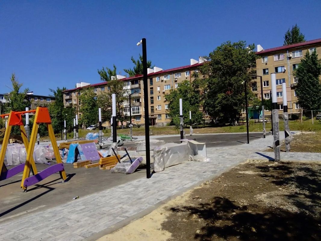 В Снежном продолжается работа по улучшению городской среды В Снежном продолжается работа по улучшению городской среды