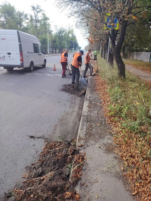 В Снежном продолжаются работы по уборке дорог В Снежном продолжаются работы по уборке дорог