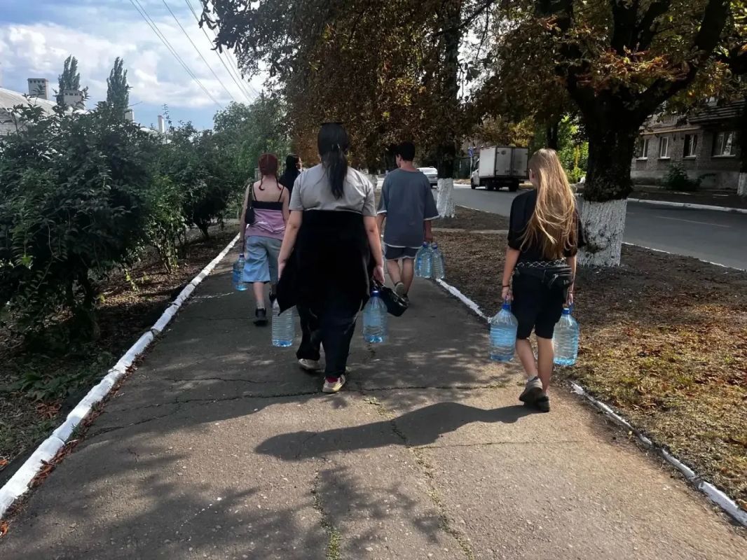 Молодежь в деле. К главе муниципального образования городской округ Иловайск Александру Кузнецову обратилась жительница города с просьбой доставить техническую воду Молодежь в деле. К главе муниципального образования городской округ Иловайск Александру Кузнецову обратилась жительница города с просьбой доставить техническую воду