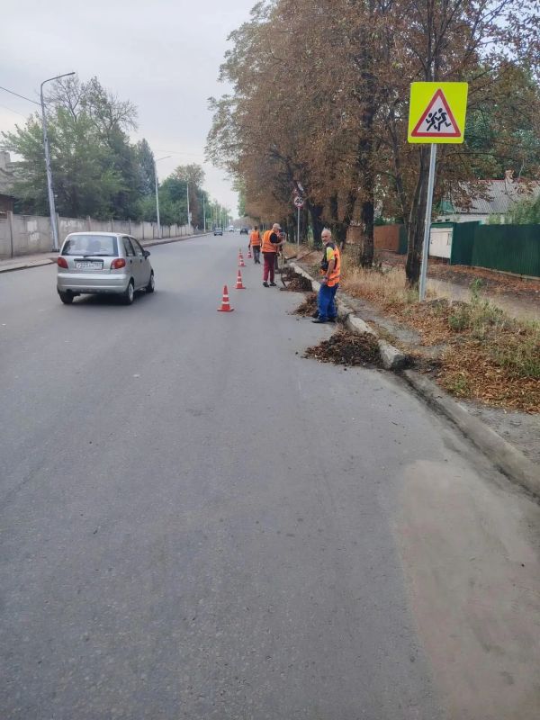 В Снежном продолжаются работы по уборке дорог В Снежном продолжаются работы по уборке дорог