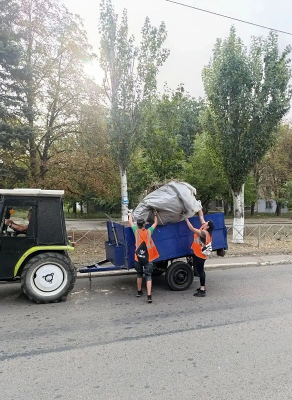 Коммунальщики Снежного продолжают благоустраивать территории общего пользования Коммунальщики Снежного продолжают благоустраивать территории общего пользования