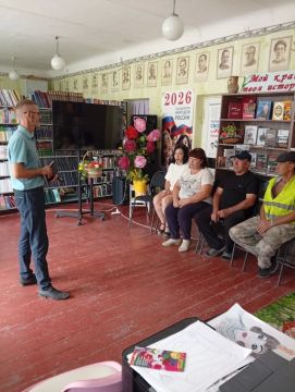 Заведующий Осыковским территориальным сектором Евгений Дмитренко провел встречу с трудовым коллективом МБУ «Осыковский СДК»