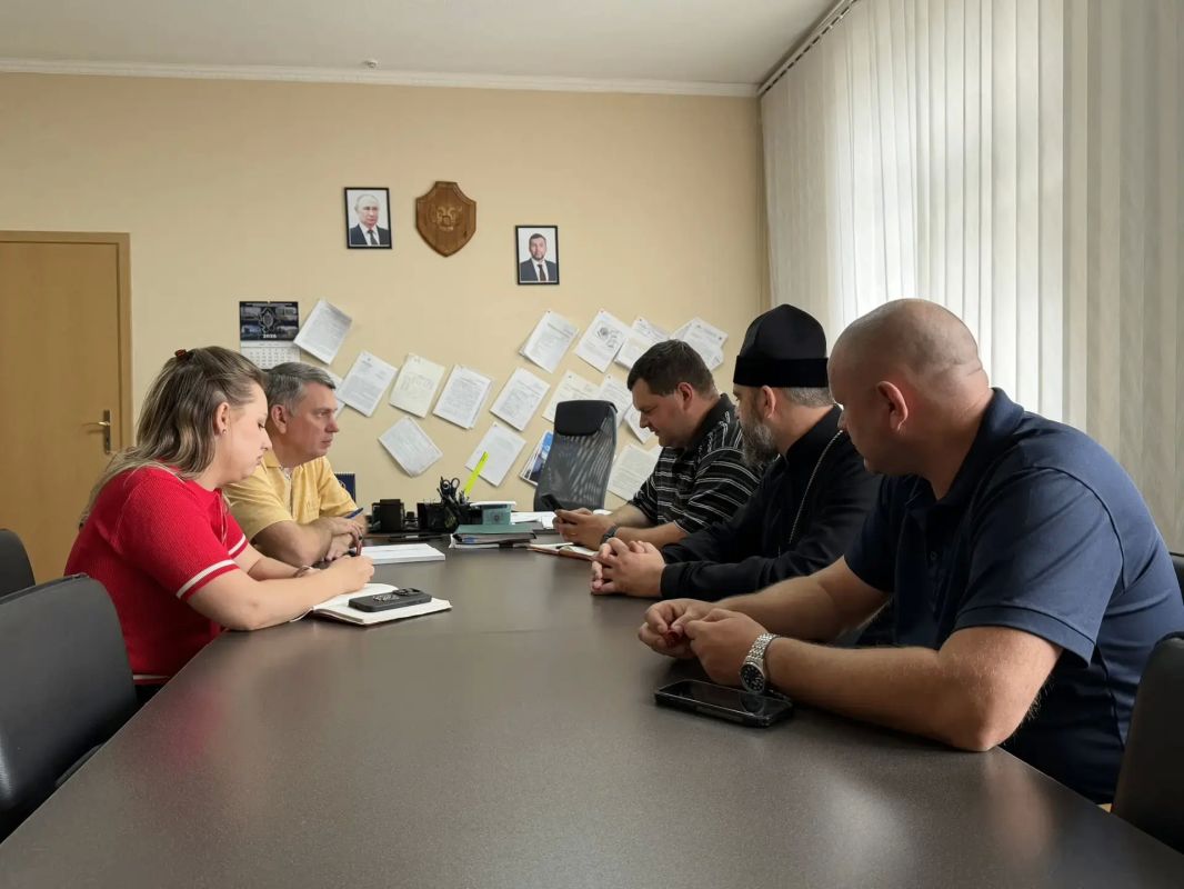 Алексей Исаев: Провел рабочую встречу с руководителем Регионального исполнительного комитета Общероссийского Народного Фронта в ДНР Сергеем Самохиным и председателем социального отдела Донецкой епархии протоиереем Алексеем... Алексей Исаев: Провел рабочую встречу с руководителем Регионального исполнительного комитета Общероссийского Народного Фронта в ДНР Сергеем Самохиным и председателем социального отдела Донецкой епархии протоиереем Алексеем...