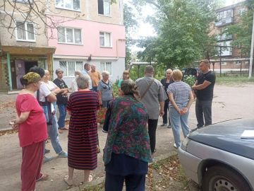 Иван Адамец: Первый заместитель руководителя Управы Куйбышевского района Алина Волкова совместно с депутатом городского совета Германом Полуниным провела встречу с жителями у дома № 14 по улице Энгельса