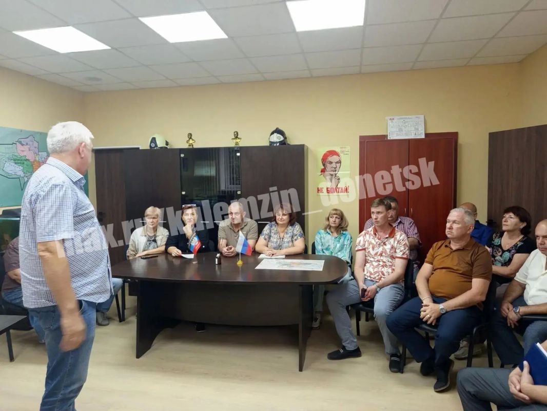 Сегодня состоялась рабочая встреча заместителя главы администрации г.о. Донецк с трудовым коллективом Департамента гражданской защиты администрации г.о. Донецк Сегодня состоялась рабочая встреча заместителя главы администрации г.о. Донецк с трудовым коллективом Департамента гражданской защиты администрации г.о. Донецк