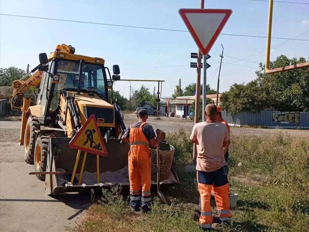 #СОДЕРЖАНИЕ_СВОД за сутки. Делимся результатами выполненных работ в рамках летнего содержания на дорогах общего пользования за прошедшие сутки Новые дорожные знаки установили на автомобильных дорогах: #СОДЕРЖАНИЕ_СВОД за сутки. Делимся результатами выполненных работ в рамках летнего содержания на дорогах общего пользования за прошедшие сутки Новые дорожные знаки установили на автомобильных дорогах: