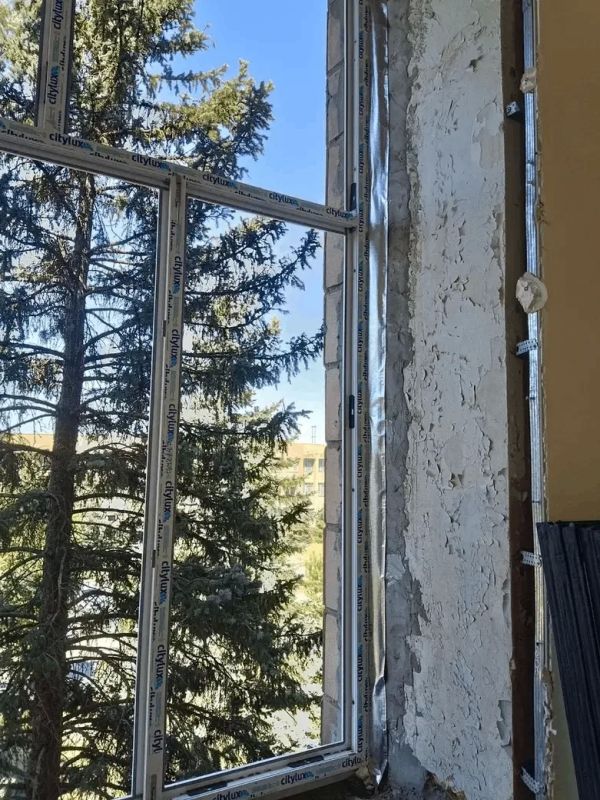 Нижегородские подрядчики продолжают частичный ремонт здания администрации Мангушского округа Нижегородские подрядчики продолжают частичный ремонт здания администрации Мангушского округа